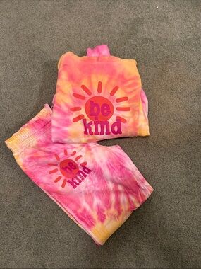Be Kind sweatshirt and pants